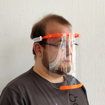 Nerd mit 3D-gedrucktem Behelfsvisier